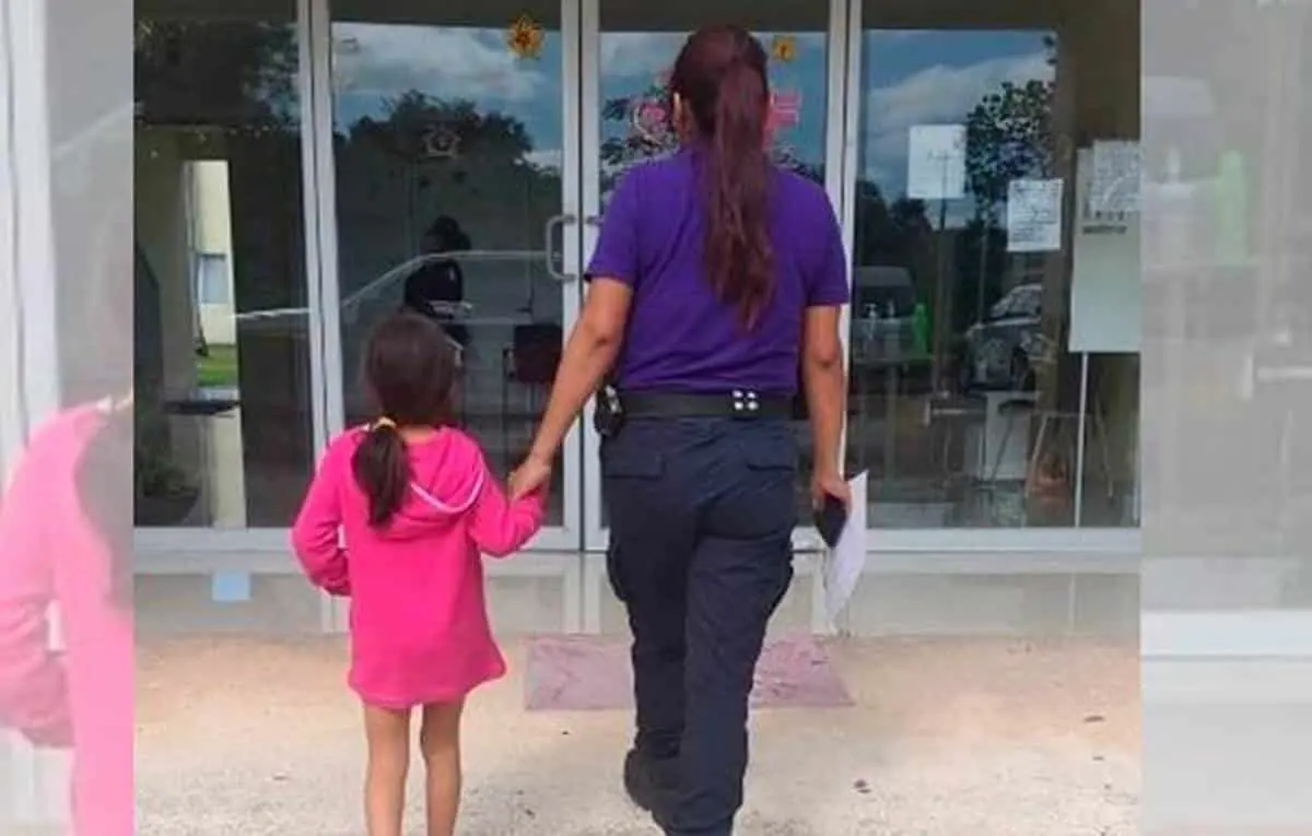 Padres abandonan a su hija en gasolinera tras ir al baño