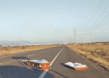 ¡De no creerse! Aparece ataúd tirado en medio de la carretera