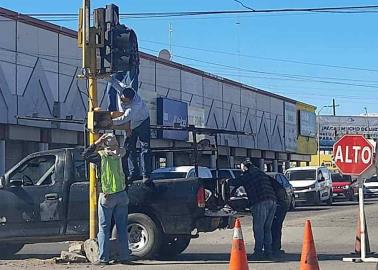 Tras 4 años en modo "provisional", reparan semáforo en crucero