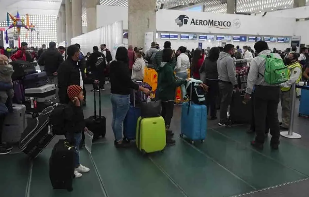 Hay 72 pilotos con COVID en México; cancelan decenas de vuelos