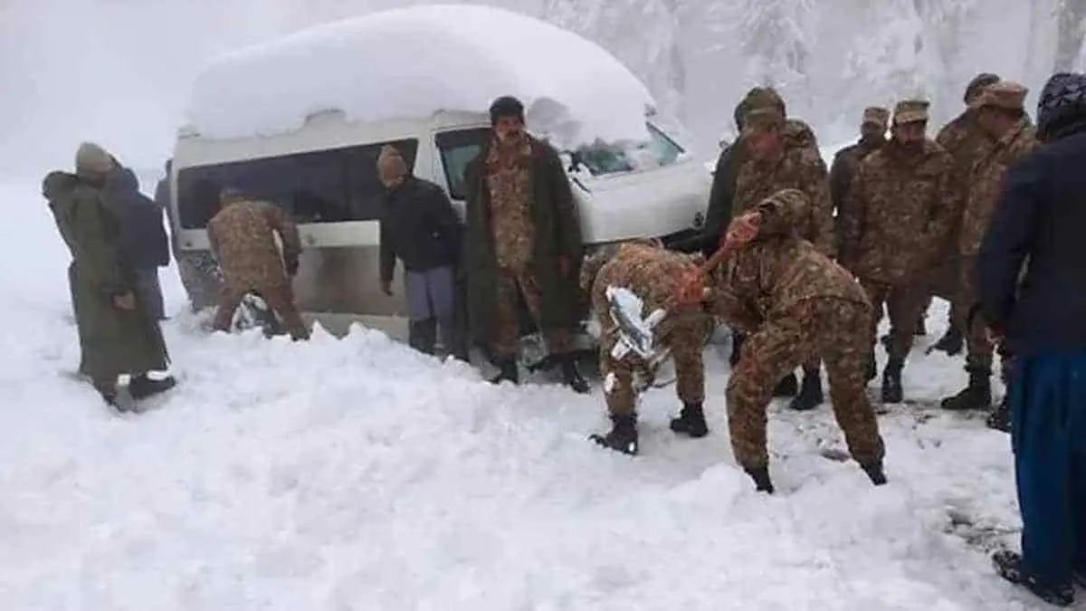 Mueren 20 personas congeladas en sus autos tras intensa nevada