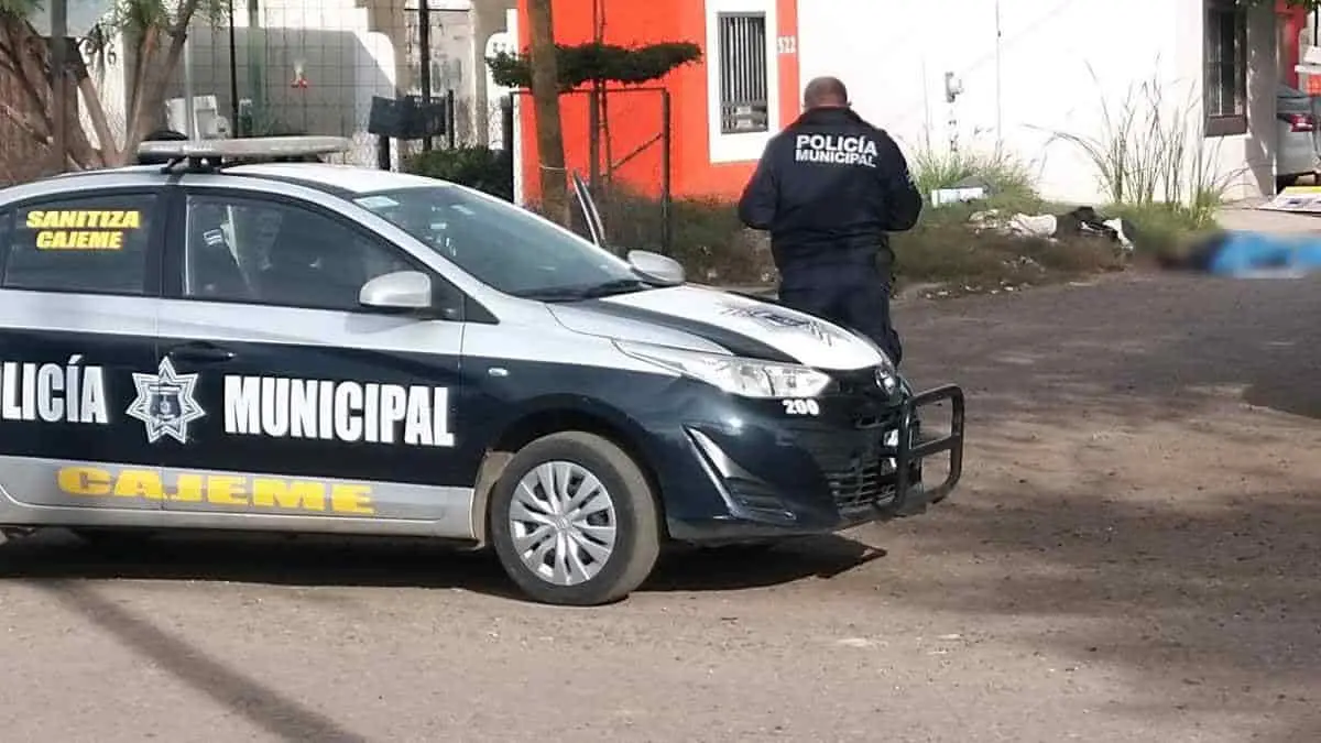 Abandonan cadáver encobijado en Urbi