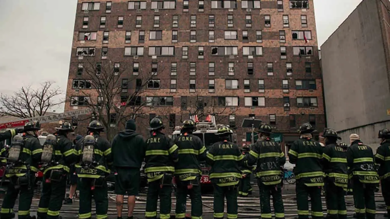 Incendio en edificio de Nueva York deja 19 muertos