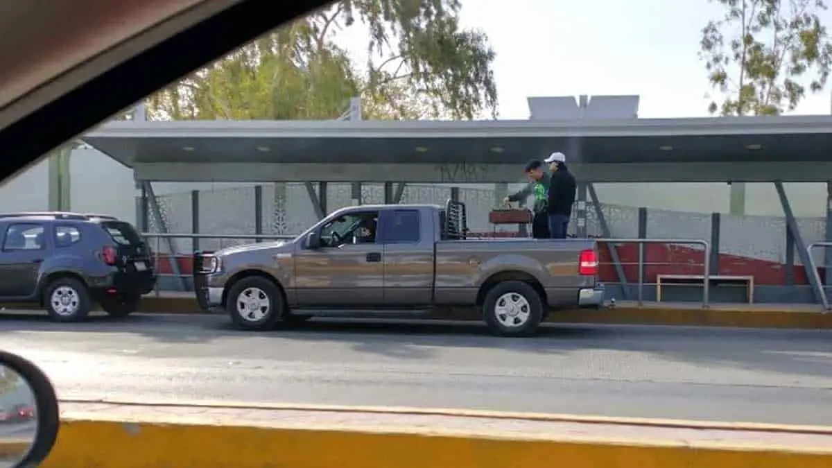 Norteños arman carnita asada mientras hacen fila para vacunarse