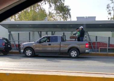 Norteños arman carnita asada mientras hacen fila para vacunarse