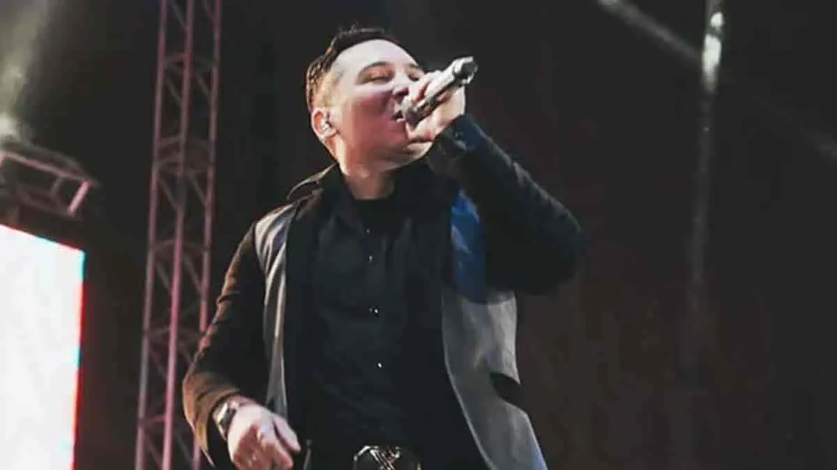 Edwin Luna se queda sin voz durante presentación con El Mimoso