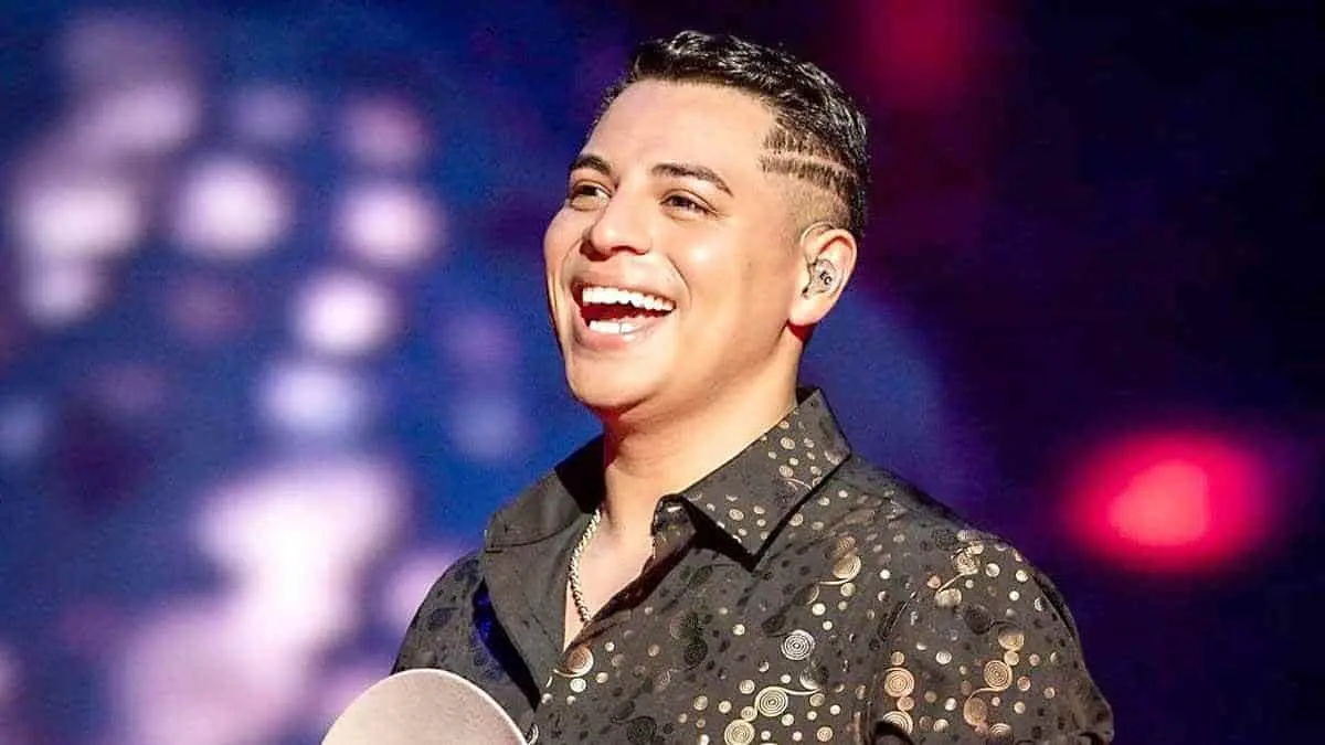 Eduin Caz, de Grupo Firme, aparece en tanga durante concierto