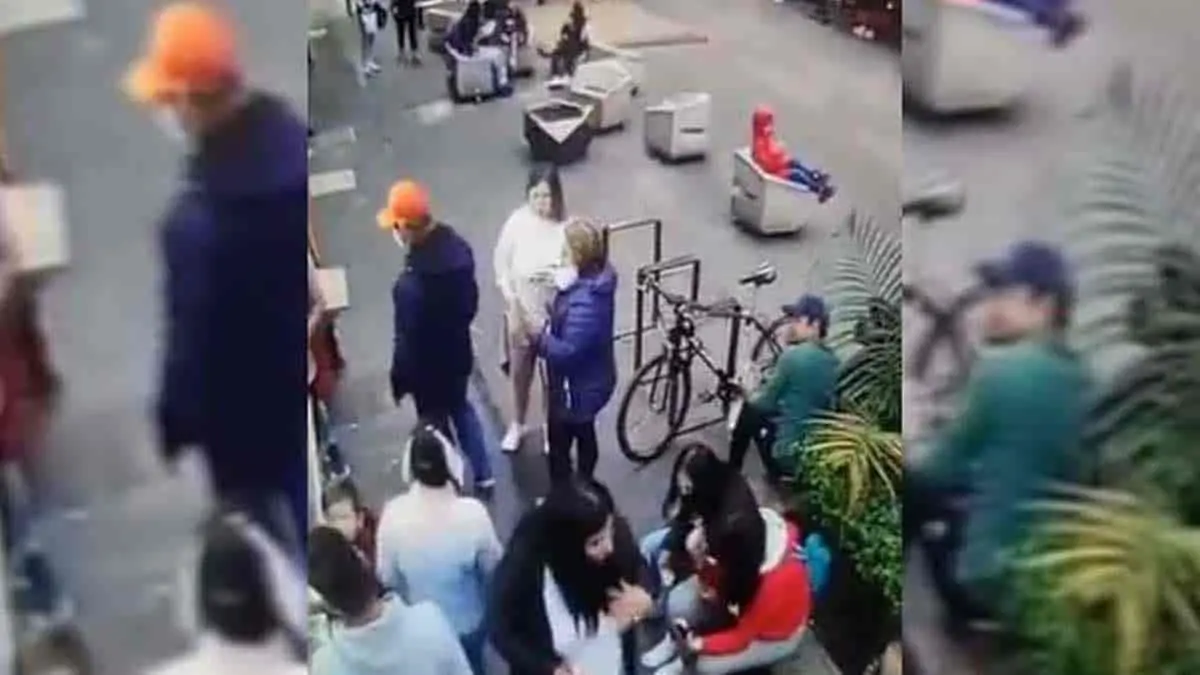 VIDEO. Homofóbica mujer escupe a pareja LGBT por darse un beso