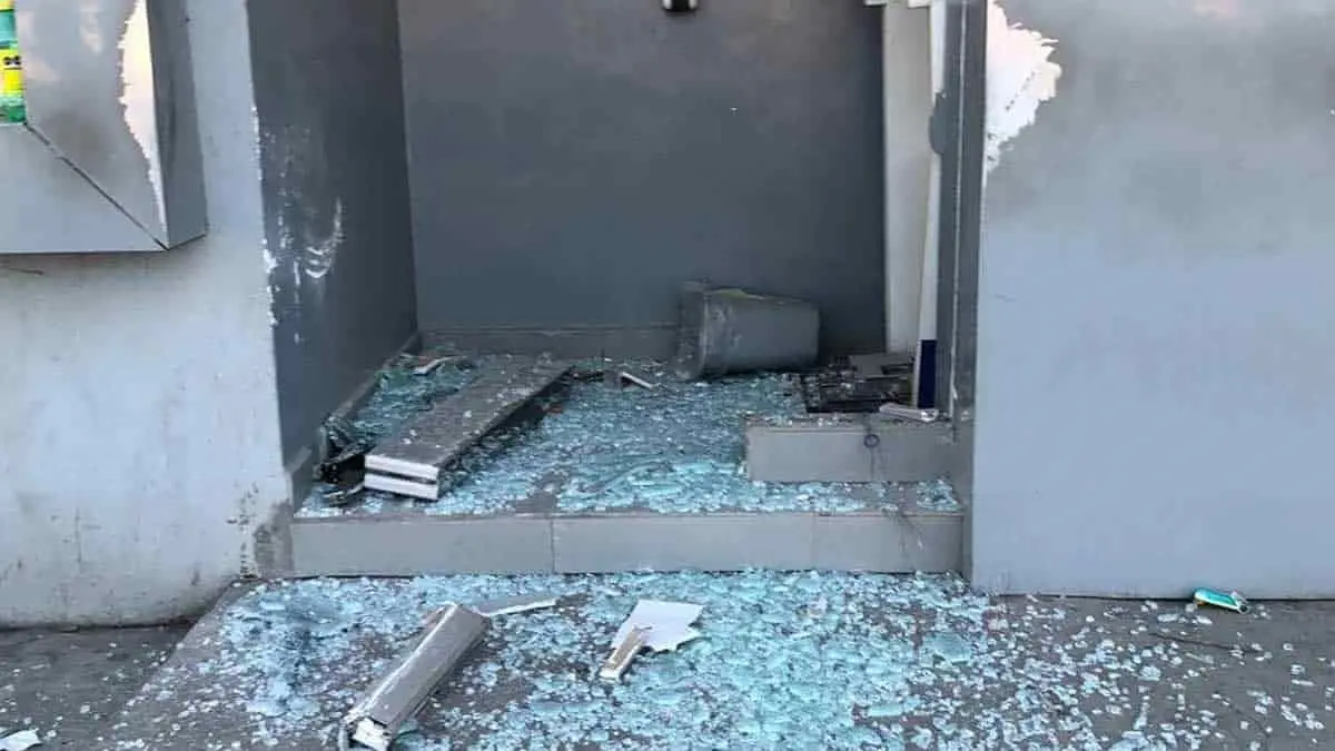 VIDEO. Roban cajero pero se les olvida llevarse el dinero