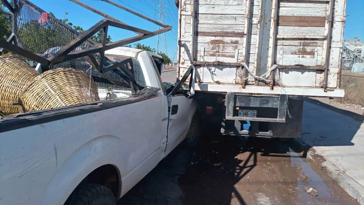 Choca con camión estacionado