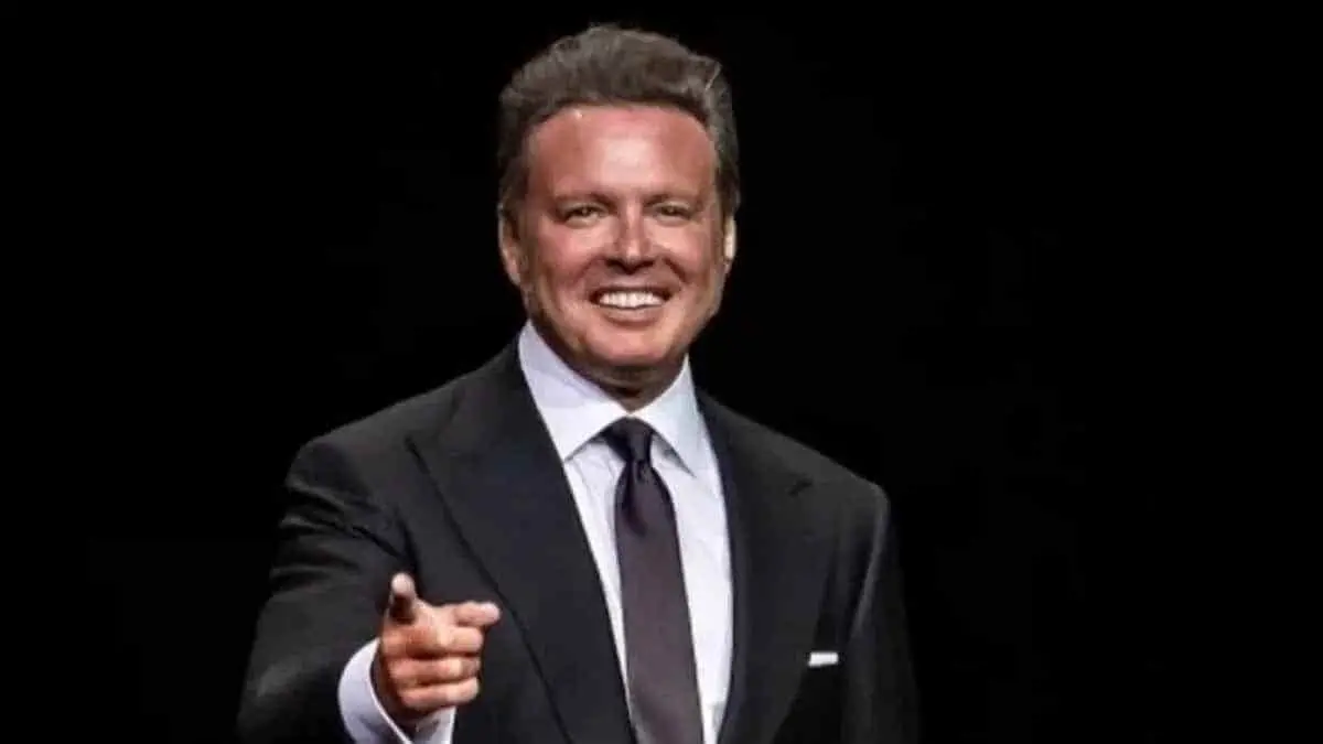 Reaparece Luis Miguel y sorprende con juvenil imagen