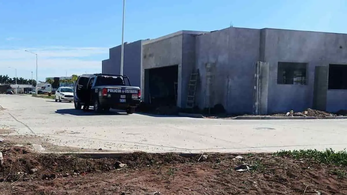 Se quedan albañiles sin paga
