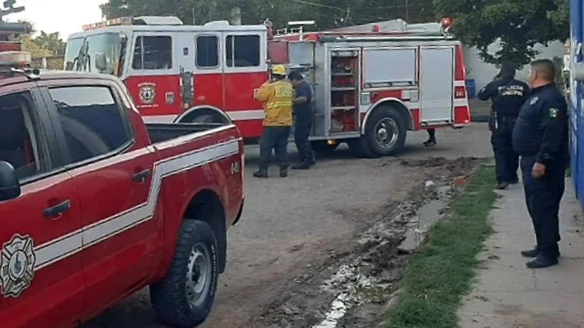 Policías salvan a abuela y nieto al quedar atrapados en incendio