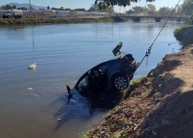 Cae vehículo al Canal Bajo en la Ladrillera