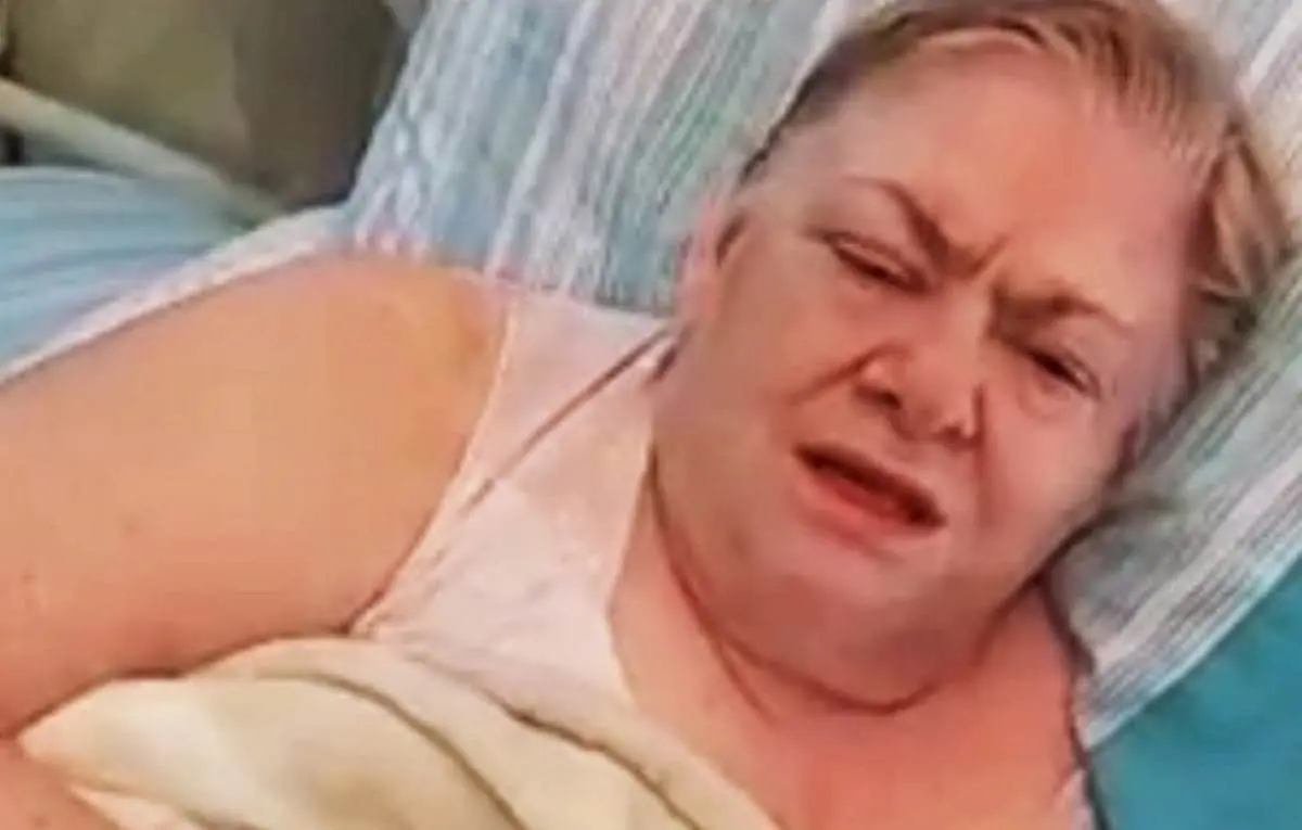 Paquita la del Barrio, está postrada en la cama, no puede caminar
