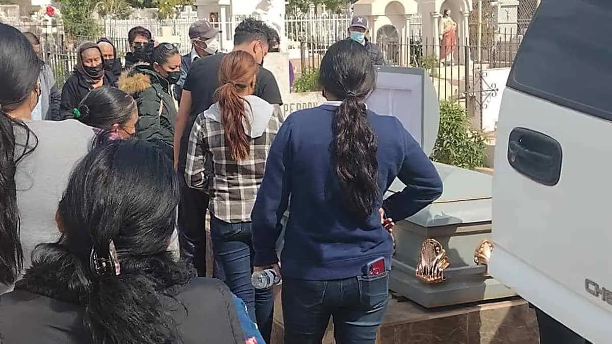 Familias sepultarían cuerpos equivocados por error de funeraria