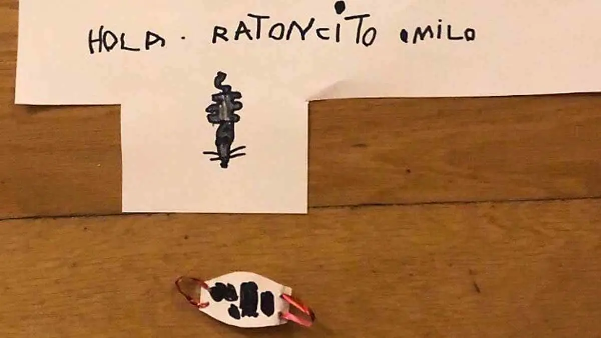 Niño infectado de Covid hace mascarilla al ratón de los dientes