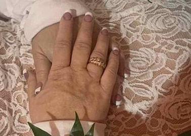 Hace manicura a una mujer fallecida y muestra el resultado Hace manicura a una mujer fallecida y muestra el resultado