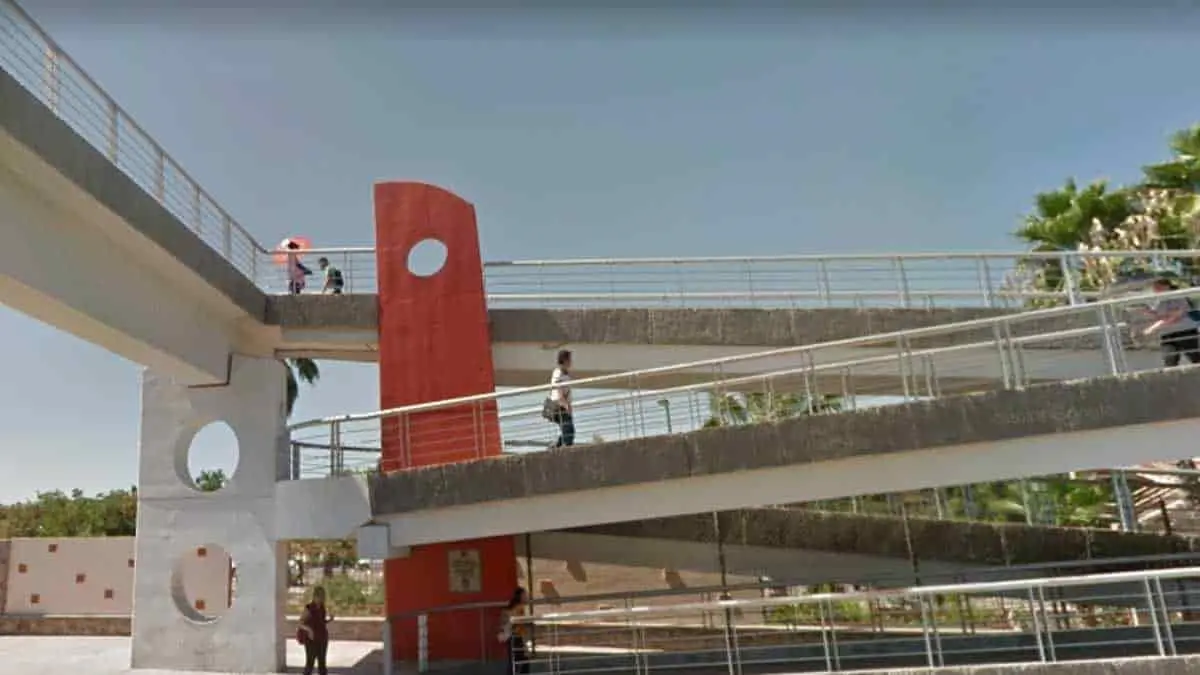 Realizan la limpieza en puente peatonal