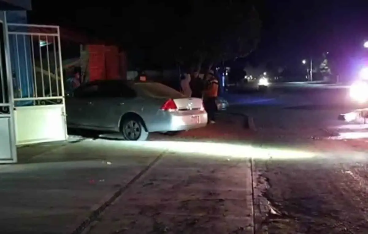 Conductora derriba cerco de vivienda en Villa Bonita