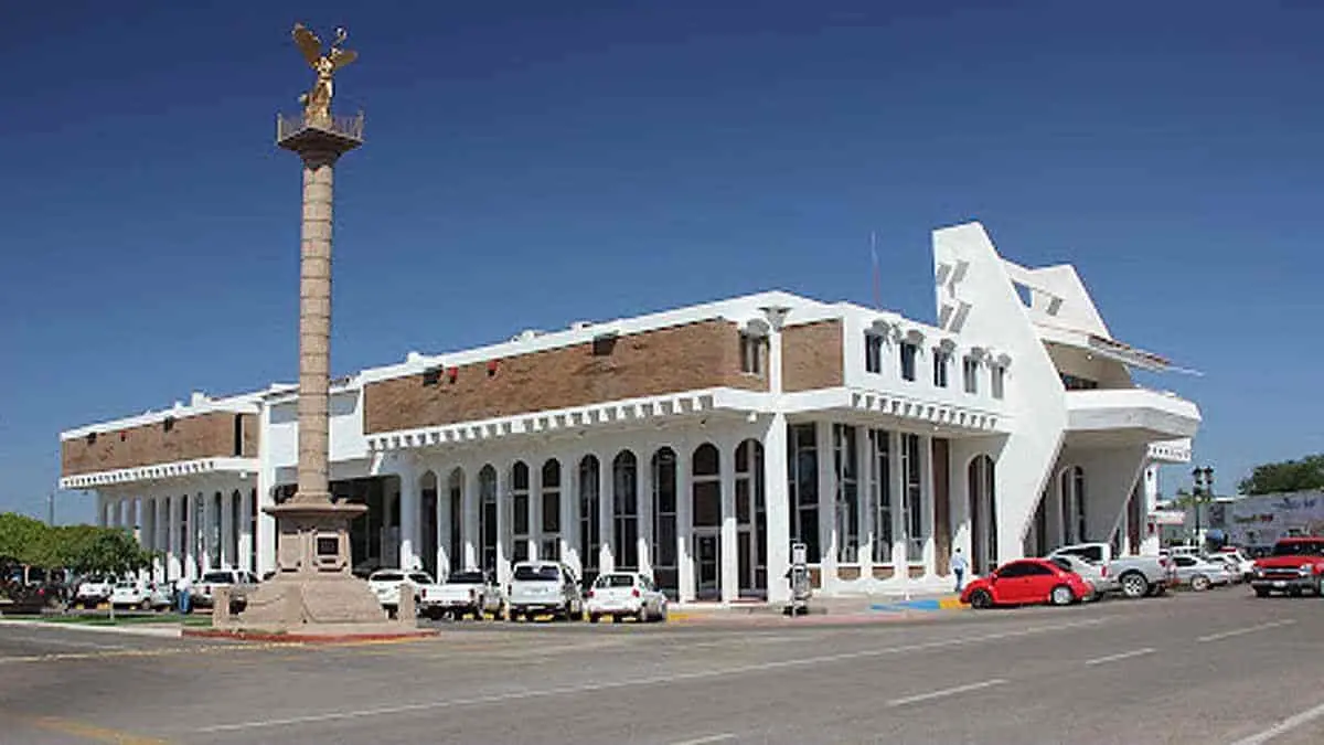 Alcalde de Navojoa le lee la cartilla a sus funcionarios