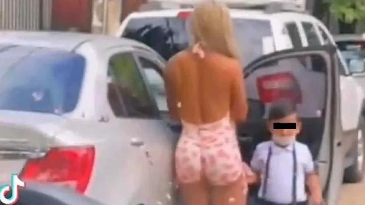VIDEO: Critican a mamá fit por cómo va a la escuela de su hijo