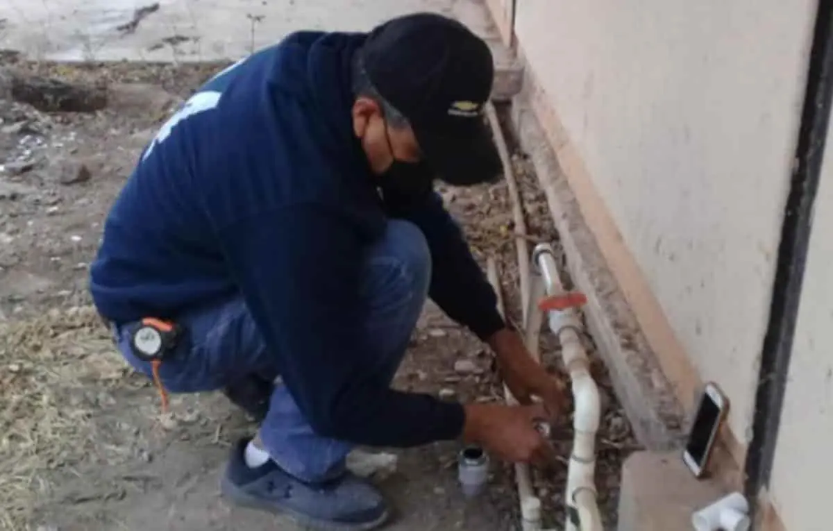 Por su cuenta, maestros reparan su escuela