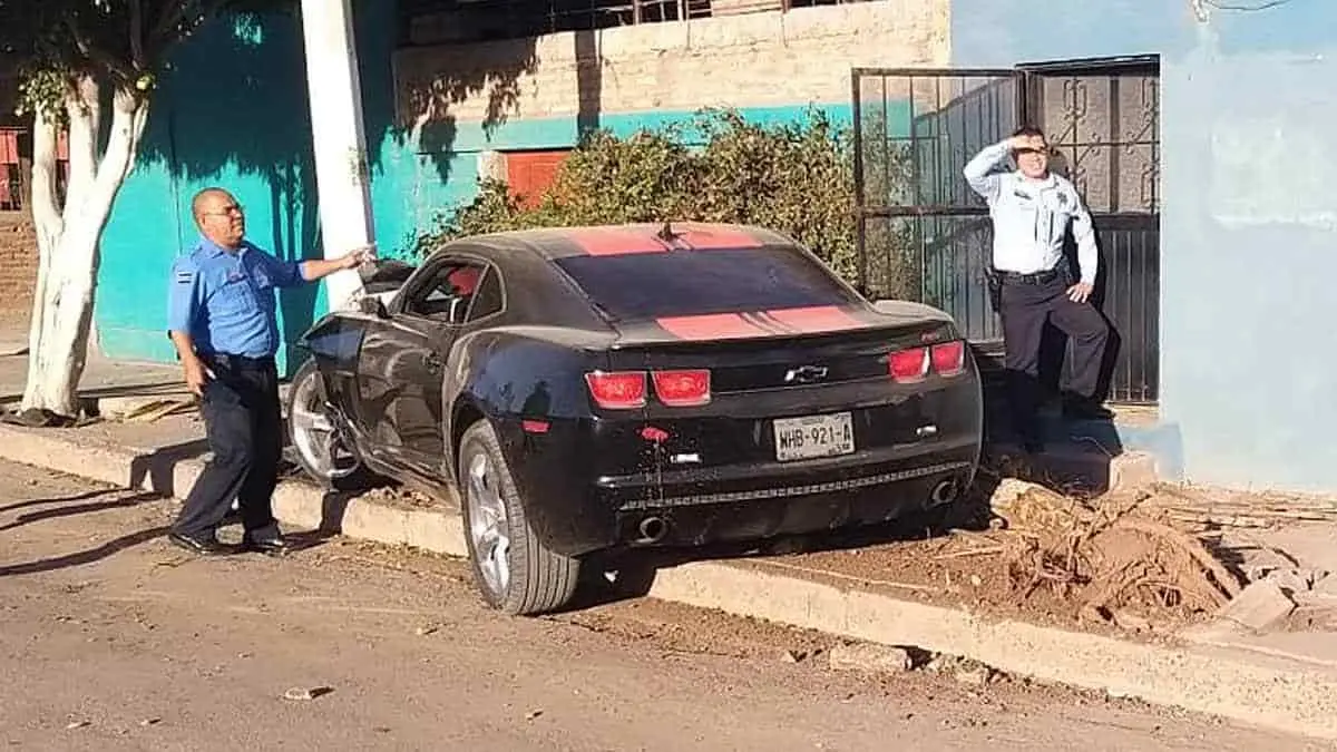 Estrella su auto deportivo contra un árbol y un poste