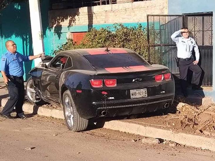 Diario del Yaqui - Estrella su auto deportivo contra un árbol y un poste