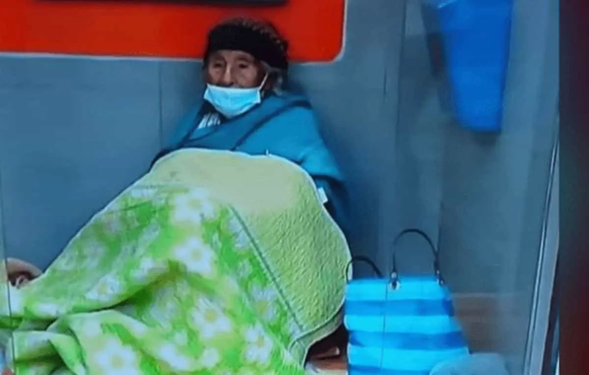 Abuelita duerme junto a cajero automático esperando a su hijo