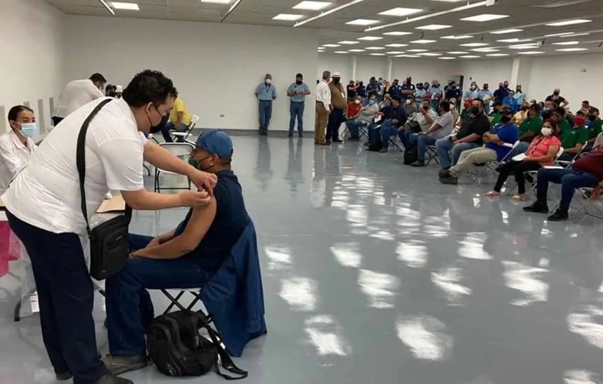Vacunan a 4 mil trabajadores de industrias