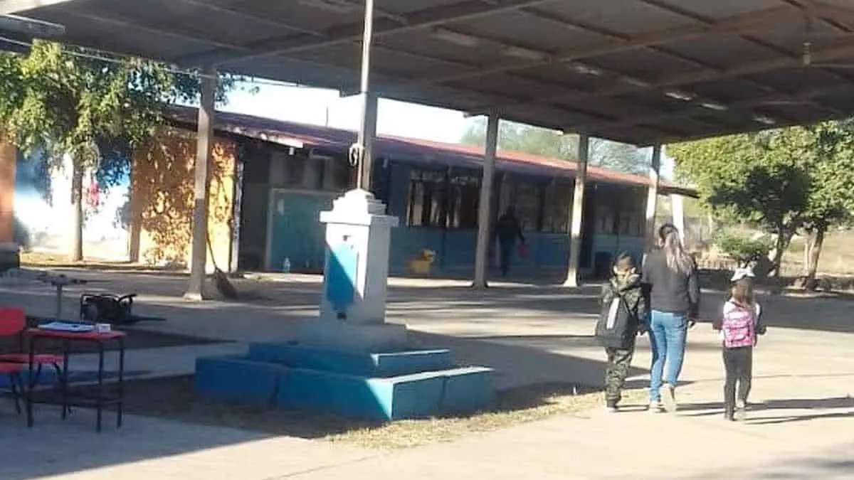 Regresan a las aulas de la primaria Ricardo Flores Magón