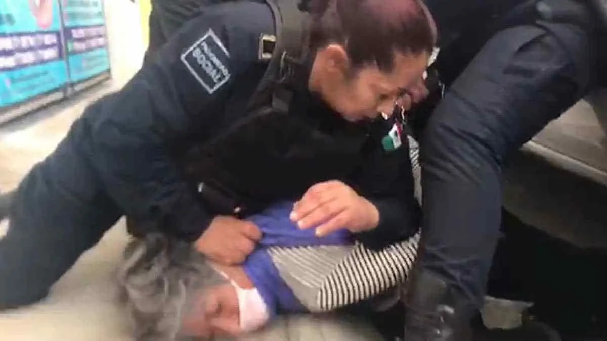 Policías someten a peligrosa sexagenaria por no traer permiso