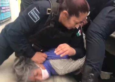 Policías someten a peligrosa sexagenaria por no traer permiso