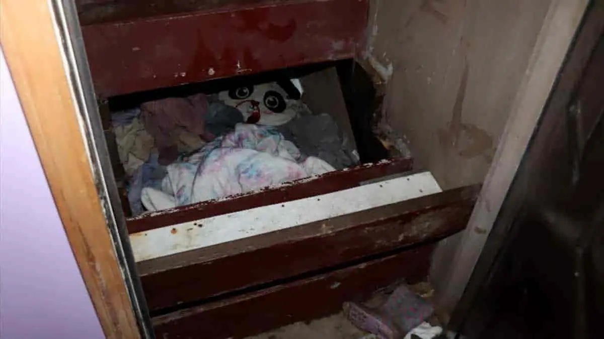 Hallan viviendo bajo una escalera a niña desaparecida hace 2 años