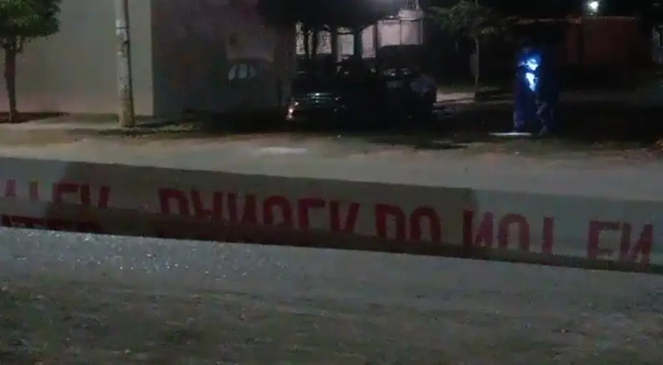 Queman vehículo con una persona adentro