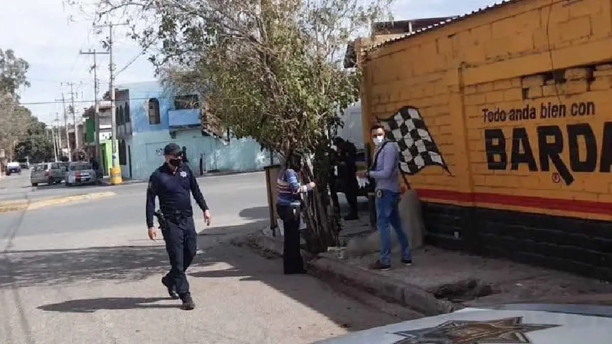 Abuelita halla a su hijo muerto en la calle y muere de un infarto