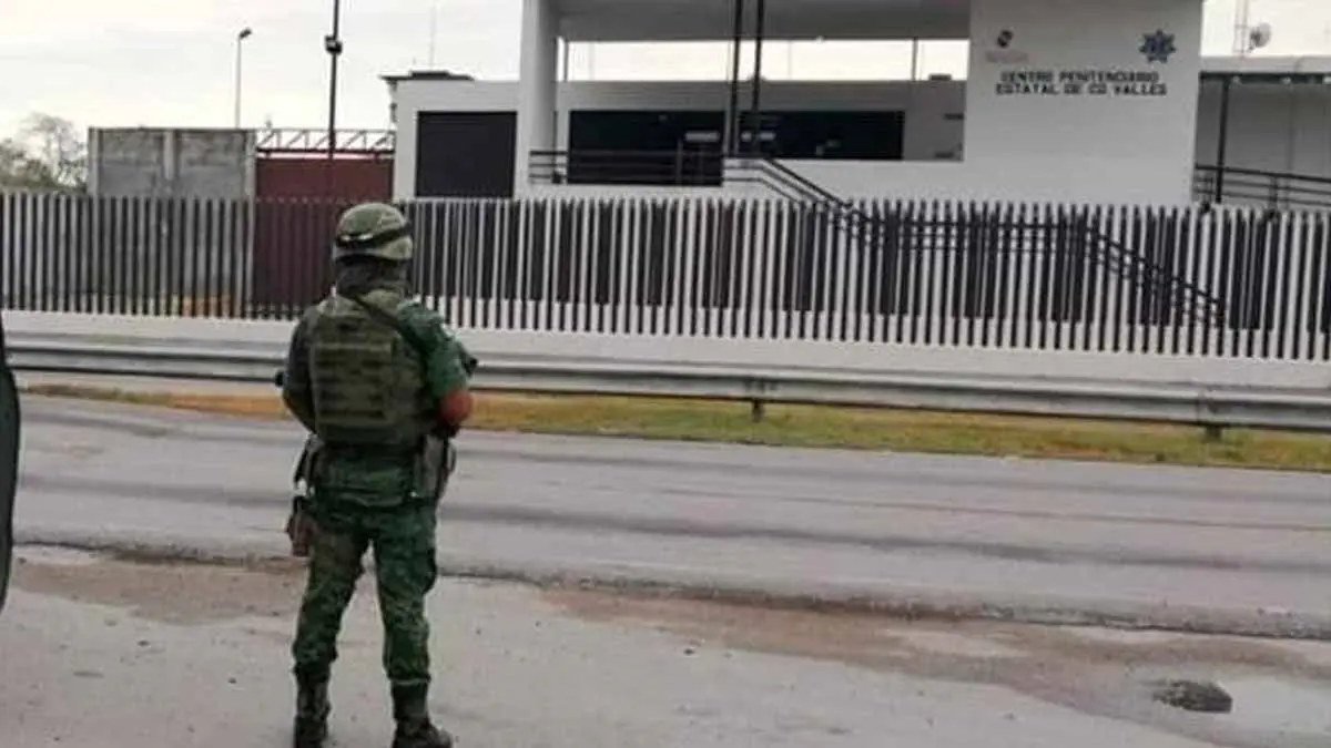 Privan de la libertad a director del penal de SLP