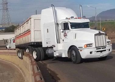 Tráiler sufre aparatoso percance sobre puente de la 300