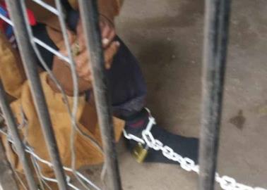 Mujer encadena a su cuñado para poder cuidarlo