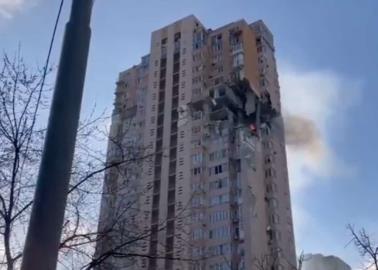 Video. Proyectil ruso impacta un edificio de viviendas en Kiev