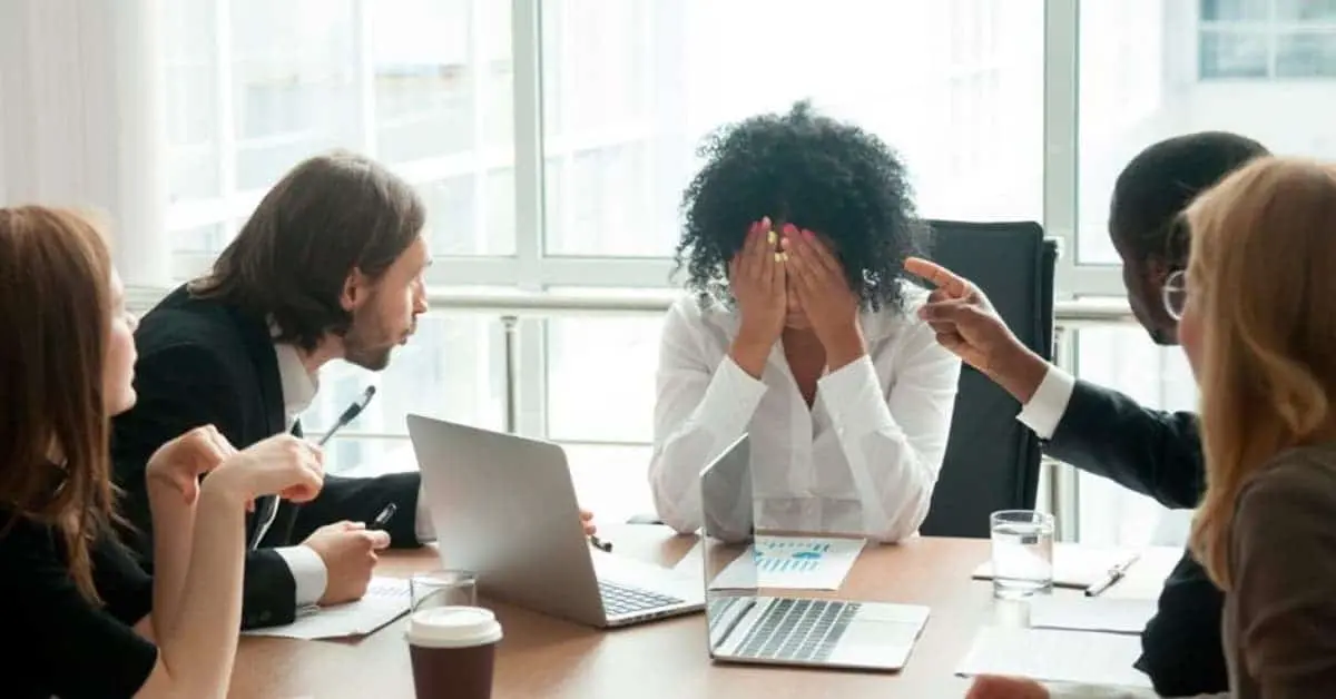Piden persona "con ojos de color" para vacante laboral