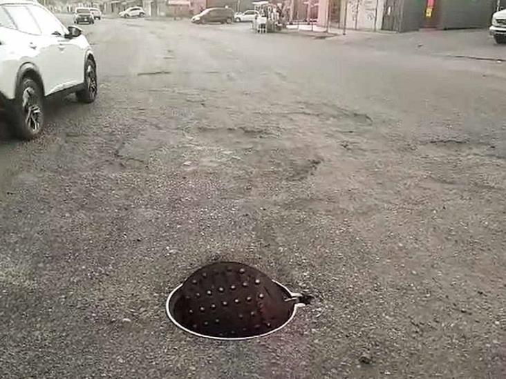 Alcantarilla abierta en calle Norte, riesgo latente de accidentes Alcantarilla abierta en calle Norte, riesgo latente de accidentes