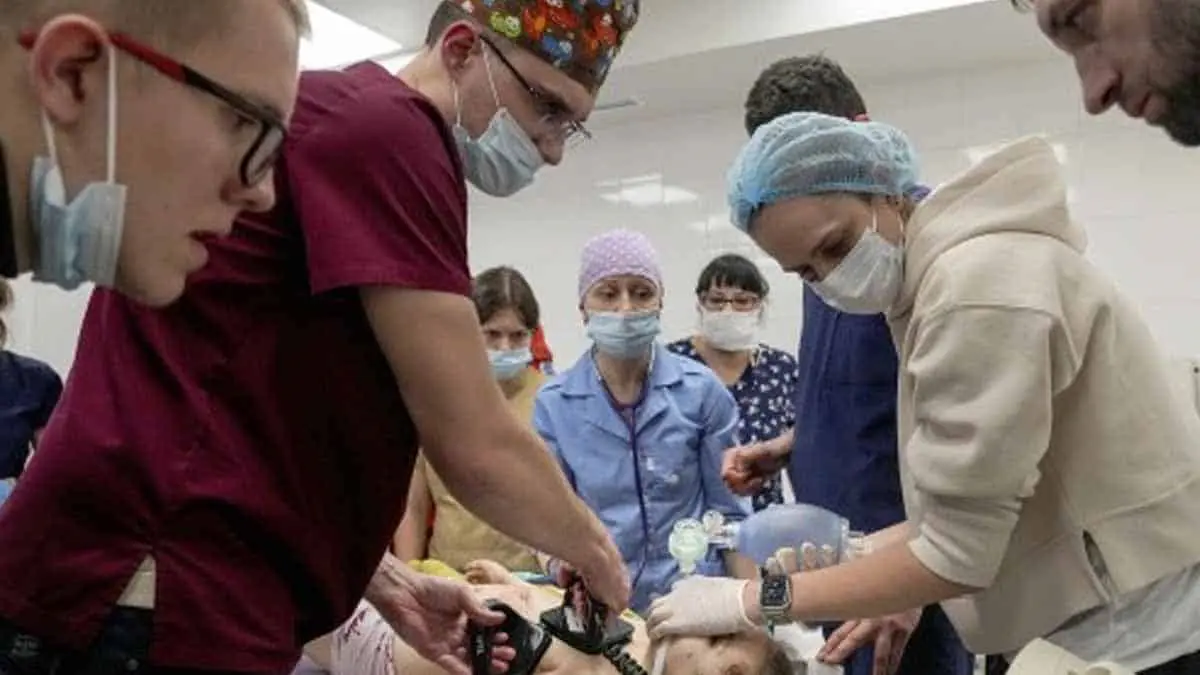 VIDEO. Muere niña en ataque a Ucrania; médico llora desconsolado