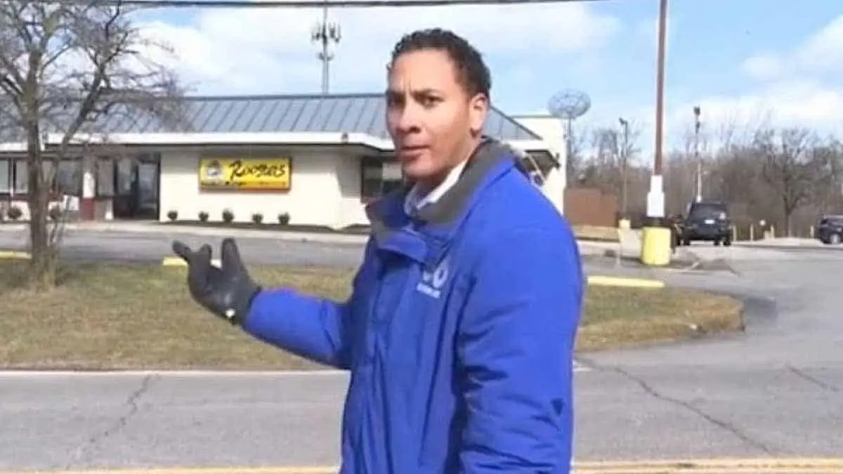 VIDEO: Reportero es interrumpido por su mamá durante el trabajo