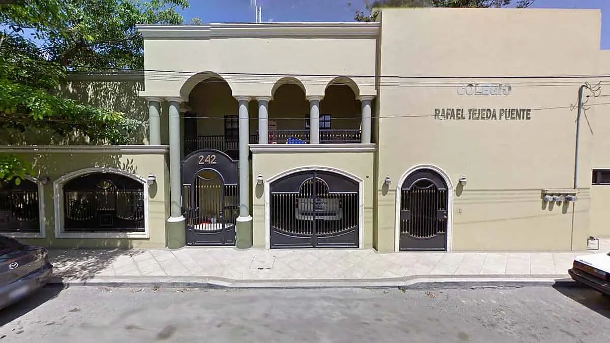 Acusan a colegio privado de obligar a niño a comer su vómito