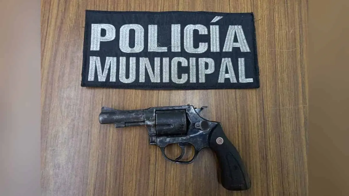 Dejan pistola abandonada para emprender la huida
