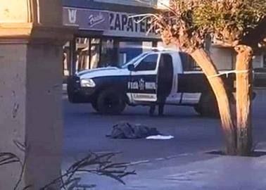 Abandonan cadáver “encobijado” en plaza de Caborca