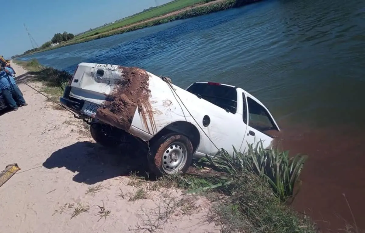 Hallan pick up robada dentro de canal secundario