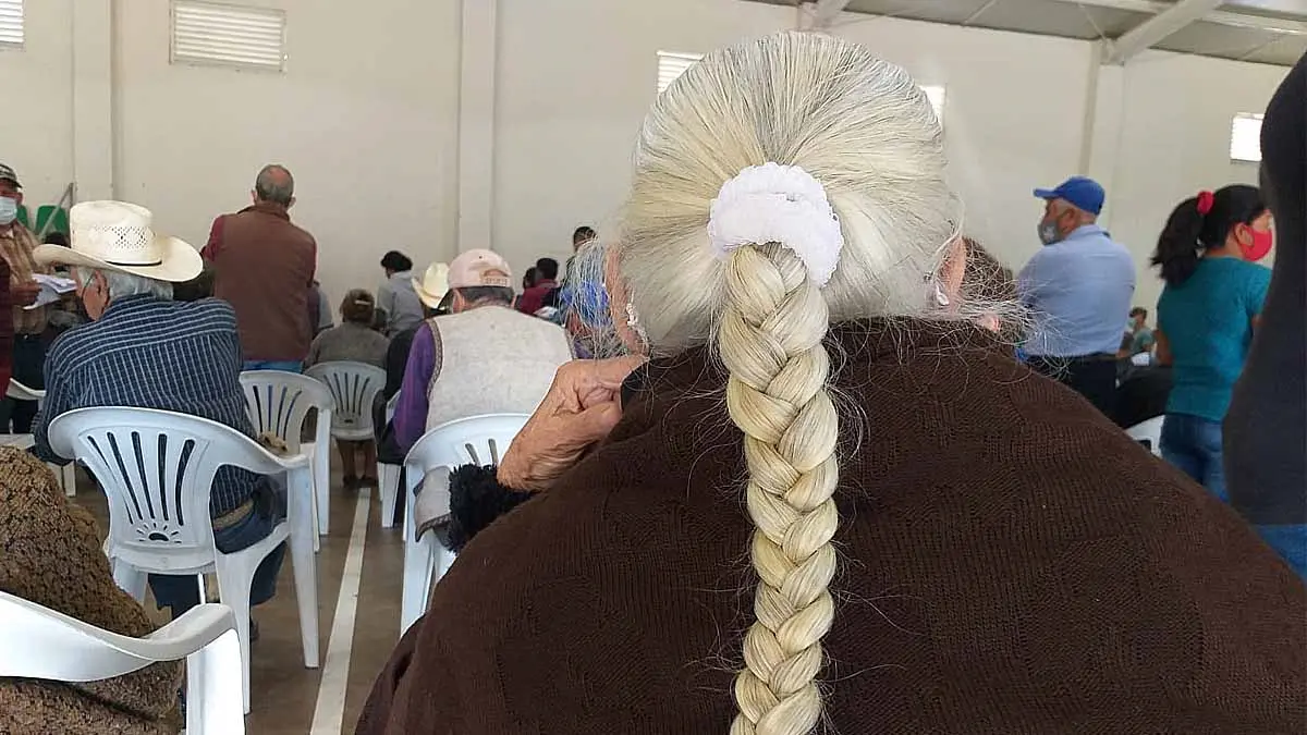 Familiares reciben pensión del adulto mayor fallecido